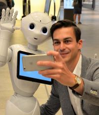 Towards entry "Sprich mit uns, Pepper – Großes Interesse am wissenschaftlichen Feldversuch zum Einsatz humanoider Roboter im Handel"